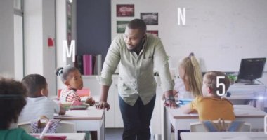 Mutlu Afro-Amerikan erkek öğretmenin sınıftaki öğrencilerle konuşması üzerine parlayan ışığın animasyonu. İletişim, okul, eğitim, çocukluk ve öğrenme, dijital olarak oluşturulmuş video.