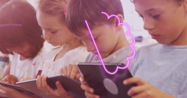 Çeşitli çocuklar üzerinde elektronik cihazlar kullanarak ai veri işleme animasyonu. Küresel yapay zeka, dijital arayüz, hesaplama ve veri işleme kavramı dijital olarak oluşturuldu.