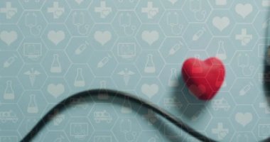 Kalp ile steteskop üzerinde tıbbi ikonların canlandırılması. Küresel tıp ve dijital arayüz kavramı dijital olarak oluşturulmuş video.