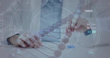Veri işleme ve DNA ipliklerinin test tüpüyle beyaz kadın doktor üzerinde canlandırılması. Küresel tıp ve dijital arayüz kavramı dijital olarak oluşturulmuş video.