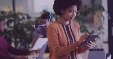 Tablet kullanan Afro-Amerikan kadın üzerinde ai veri işleme animasyonu. Küresel yapay zeka, dijital arayüz, hesaplama ve veri işleme kavramı dijital olarak oluşturuldu.