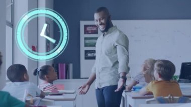 Afrika kökenli Amerikalı erkek öğretmenin sınıftaki öğrencilerle konuşması üzerine saat animasyonu. Okul, eğitim, çocukluk ve öğrenme, dijital olarak oluşturulan video.