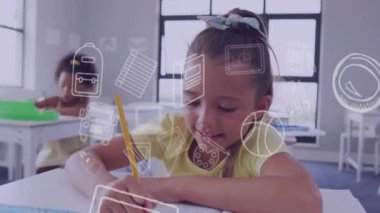Okul simgelerinin sınıftaki gülümseyen melez liseli kız üzerinde canlandırılması. Okul, eğitim, çocukluk ve öğrenme, dijital olarak oluşturulan video.