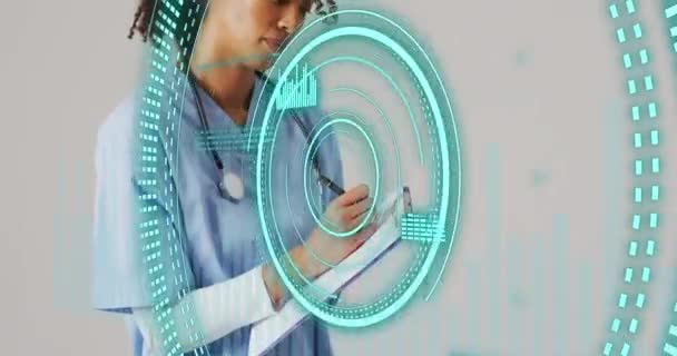 クリップボードに書き込み出生女性医師以上のデータ処理のアニメーション グローバル医療とデジタルインターフェースの概念デジタル生成されたビデオ — ストック動画