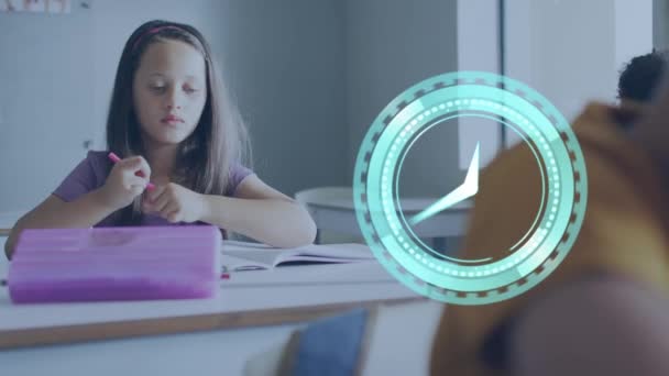 クラスで机の上でペンを取っている乳幼児以上の時計のアニメーション 子供時代 デジタルで生成されたビデオ — ストック動画