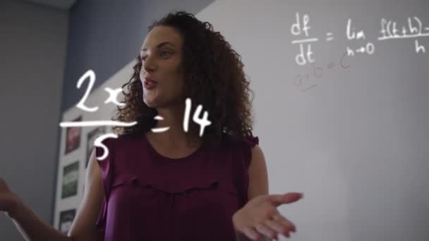 Анімація Математичних Розрахунків Над Усміхненим Жіночим Вчителем Викладанням Класі Математика — стокове відео