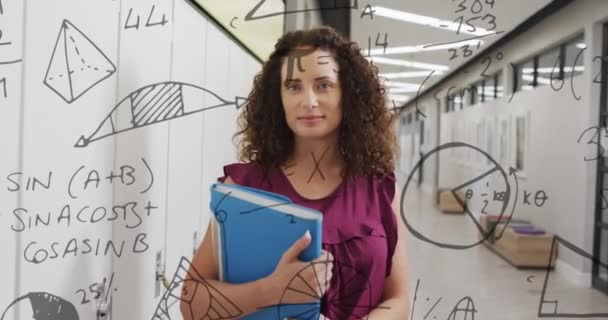Анімація Математичних Розрахунків Геометрії Над Щасливою Жінкою Вчителем Шкільному Коридорі — стокове відео