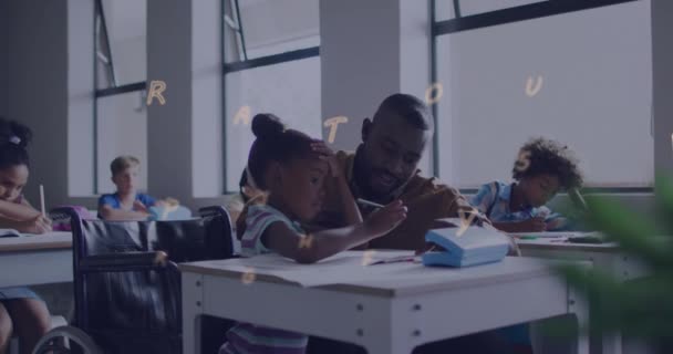 Animation Von Briefen Über Afrikanisch Amerikanische Männliche Lehrer Und Schulmädchen — Stockvideo