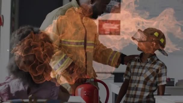 Animazione Del Fuoco Sul Pompiere Afroamericano Che Dimostra Agli Allievi — Video Stock