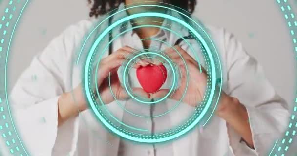 Animering Omfattning Skanning Över Biracial Kvinnlig Läkare Som Håller Hjärtat — Stockvideo