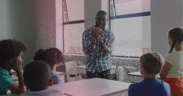 Animation Dna Strand Happy Αφροαμερικανός Δάσκαλος Μοντέλο Εγκεφάλου Και Παιδιά — Αρχείο Βίντεο