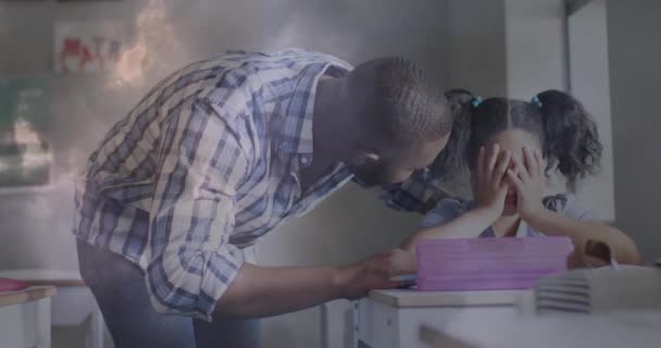 Animace Blikajících Světel Nad Africkým Americkým Učitelem Který Utěšuje Smutnou — Stock video