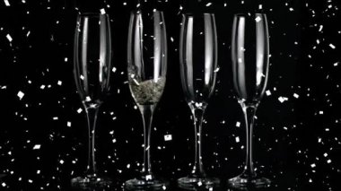 Şampanyanın üzerine konfeti düşmesinin animasyonu flüt bardağına siyah arka plana dökülüyor. Dijital bileşik, çoklu pozlama, içki, alkol, parti, soyut ve kutlama konsepti.