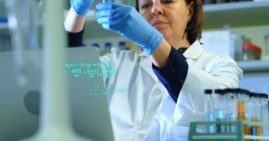 Matematiksel denklemlerin, beyaz kadın doktor üzerinde test tüpleriyle canlandırılması. Küresel bilim ve dijital arayüz kavramı dijital olarak oluşturulmuş video.