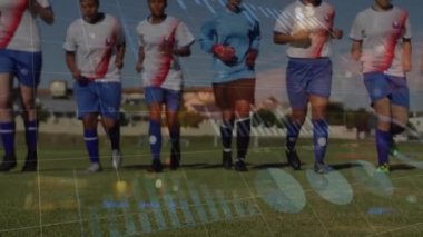 Farklı futbol oyuncularının sahada veri işleme animasyonları. Küresel spor, rekabet ve veri işleme kavramı dijital olarak oluşturulmuş video.