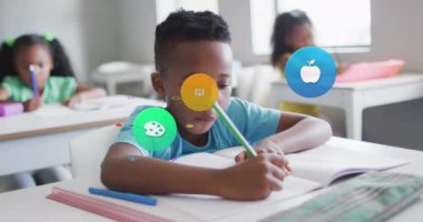 Okul simgelerinin animasyonu, sınıfta masa başında çalışan Afrikalı Amerikalı öğrencilere göre. Okul, eğitim, çocukluk ve öğrenme, dijital olarak oluşturulan video.
