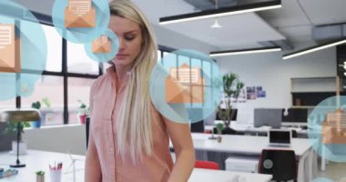 Ofiste gülümseyen beyaz kadına karşı birden fazla mesaj ikonlarının canlandırılması. Küresel ağ ve iş teknolojisi kavramı