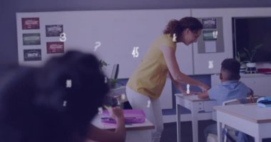 Çeşitli bayan öğretmenler ve sınıftaki öğrencilerin beşlik çakması üzerine numaraların animasyonu. Okul, eğitim, çocukluk ve öğrenme, dijital olarak oluşturulan video.