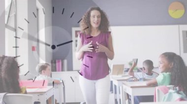 Sınıftaki öğrencilere açıklayan mutlu bayan öğretmen yerine saatin animasyonu. Okul, çocukluk, eğitim, öğretim ve öğrenme, dijital olarak oluşturulmuş video.