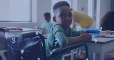 Sayıların animasyonu, sınıftaki tekerlekli sandalyedeki mutlu Afrikalı Amerikalı öğrenci yerine. Engellilik, kapsayıcılık, okul, eğitim, çocukluk ve öğrenme, dijital olarak oluşturulmuş video.