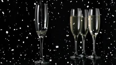 Şampanya üzerine düşen konfetilerin animasyonu flüt bardaklarını siyah arka planda tutuyordu. Dijital bileşik, çoklu pozlama, içki, alkol, parti, soyut ve kutlama konsepti.