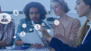 Elektronik cihazlar kullanarak çeşitli iş adamları üzerinden bağlantı ağının animasyonu. Dijital olarak oluşturulmuş küresel bağlantılar, iş, finans, bilgisayar ve veri işleme kavramı.