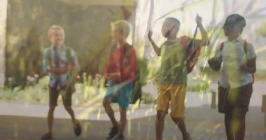 Bitkilerin ve güneş ışığının animasyonu okula giderken konuşan çeşitli mutlu öğrencilerin üzerinde. Arkadaşlık, okul, eğitim, çocukluk ve öğrenme, dijital olarak oluşturulmuş video.