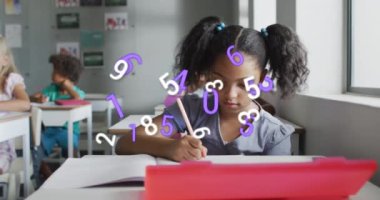 Sınıftaki masada yazan mutlu melez kız yerine numaraların animasyonu. Okul, eğitim, çocukluk ve öğrenme, dijital olarak oluşturulan video.