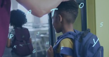 Sınıfın kapısında öğrencileri selamlayan çeşitli bayan öğretmenler üzerindeki harflerin animasyonu. Okul, eğitim, çocukluk ve öğrenme, dijital olarak oluşturulan video.