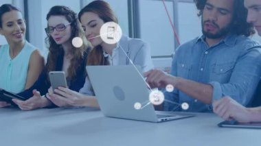 Elektronik cihazlar kullanarak çeşitli iş adamları üzerinden bağlantı ağının animasyonu. Dijital olarak oluşturulmuş küresel bağlantılar, iş, finans, bilgisayar ve veri işleme kavramı.