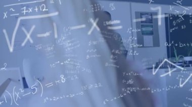 Matematik denklemlerinin animasyonu sınıfta mutlu Afrika kökenli Amerikalı erkek öğretmen üzerine. Matematik, okul, eğitim, öğretim ve öğrenme, dijital olarak oluşturulmuş video.