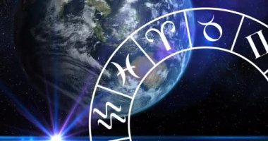 Zodyak işaretleri çarkı ve küreyi canlandırıyor. Yıldız falı, burç işareti ve astroloji konsepti dijital olarak oluşturulmuş video.