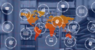 Dünya haritası ve kütüphanesinde simge ve veri işleme animasyonları. Küresel eğitim, bağlantılar, dijital arayüz, hesaplama ve veri işleme kavramı dijital olarak oluşturuldu.