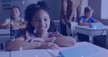 Sınıfta masasına gülümseyen mutlu melez kız yerine numaraların animasyonu. Okul, eğitim, çocukluk ve öğrenme, dijital olarak oluşturulan video.