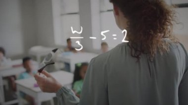 Matematik animasyonları sınıfta elinde gözlük ve öğrencilerle çeşitli bayan öğretmenler üzerinde hesaplamalar yapıyor. İletişim, okul, çocukluk, eğitim ve öğrenme, dijital olarak oluşturulmuş video.