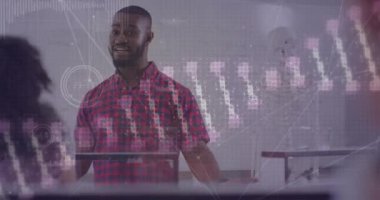 Sınıftaki öğrencilere hitap eden Afrika kökenli Amerikalı erkek öğretmenin DNA dizisi ve verilerinin animasyonu. Bilim, veri, iletişim, okul, öğretim, eğitim ve öğrenme, dijital olarak oluşturulmuş video.
