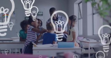 Çeşitli erkek öğretmenler ve öğrencilerin beyin modelini incelemesi üzerine ampullerin animasyonu. Bilim, biyoloji, fikirler, okul, çocukluk, eğitim ve öğrenme, dijital olarak oluşturulmuş video.