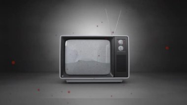Soyut şekillerin mavi arka plandaki retro TV seti üzerinde kusursuz bir döngü içinde hareket etmesinin animasyonu. Retro televizyon, soyut şekil, renk ve şablon konsepti dijital olarak oluşturulmuş video.