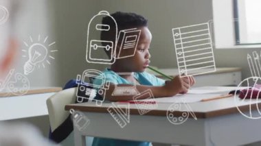 Okul simgelerinin animasyonu, sınıfta masa başında çalışan mutlu Afrikalı Amerikalı okul çocuğuna göre. Okul, çocukluk, eğitim ve öğrenme, dijital olarak oluşturulan video.