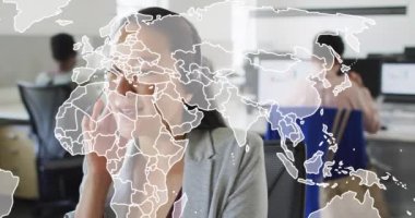 Ofiste kulaklıkla konuşurken gülümseyen Asyalı kadına karşı dünya haritasının animasyonu. Küresel ağ ve iş teknolojisi kavramı