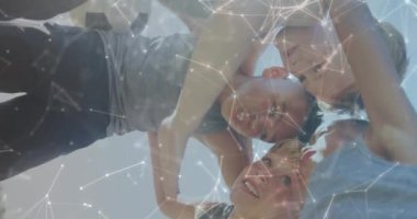 Spor sahasında toplanan mutlu okul çocukları üzerinden ağların animasyonu. Spor, sağlık, arkadaşlık, okul, eğitim, çocukluk ve öğrenme, dijital olarak oluşturulmuş video.