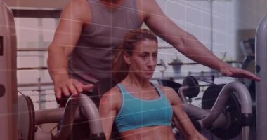 Kafkasyalı kadın ve erkek egzersizleri üzerine veri işleme animasyonu. Küresel spor, fitness, hesaplama ve veri işleme kavramı dijital olarak oluşturulmuş video.