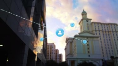 Yüksek binaların alçak açılı görüntüsüne karşı dijital simge ağının animasyonu. Küresel ağ ve iş teknolojisi kavramı