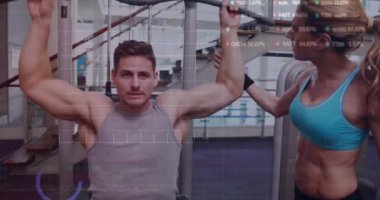 Kafkasyalı kadın ve erkek egzersizleri üzerine veri işleme animasyonu. Küresel spor, fitness, hesaplama ve veri işleme kavramı dijital olarak oluşturulmuş video.