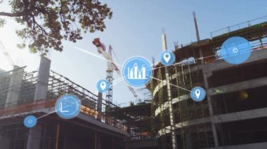 İnşaat alanına karşı dijital simge ağının animasyonu. Küresel ağ ve iş teknolojisi kavramı