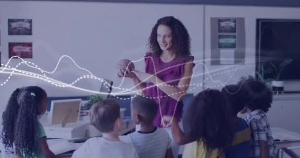 Animacja Przetwarzania Danych Nad Szczęśliwą Zróżnicowaną Nauczycielką Pokazującą Uczniom Model — Wideo stockowe