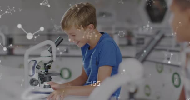 Animáció Molekuláris Struktúrák Felett Boldog Kaukázusi Iskolás Fiú Segítségével Mikroszkóp — Stock videók