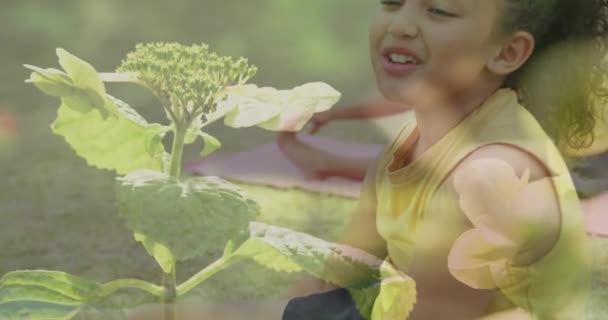 Bitkilerin Açık Havada Yoga Dersinde Gerinen Mutlu Okul Kızlarının Üzerinde — Stok video