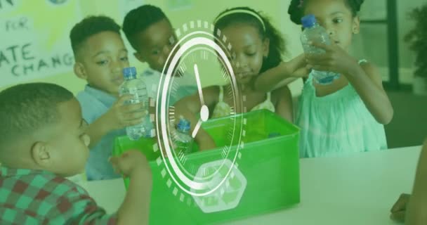 Animation Der Uhr Über Verschiedene Schulkinder Die Kunststoff Unterricht Recyceln — Stockvideo