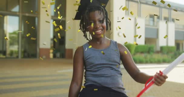 Animace Zlatých Konfet Nad Šťastným Afroamerickým Školákem Minometné Desce Diplomem — Stock video